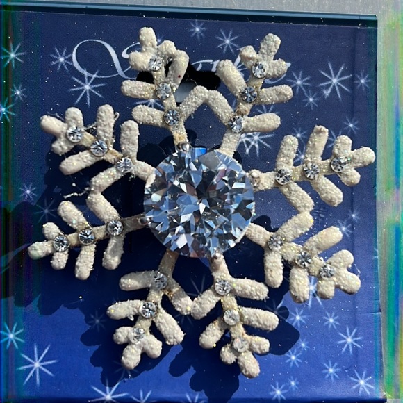 New Crystal ❄️ Snowflake Crystal Pin with large Crystal Center Stone. - Picture 4 of 4